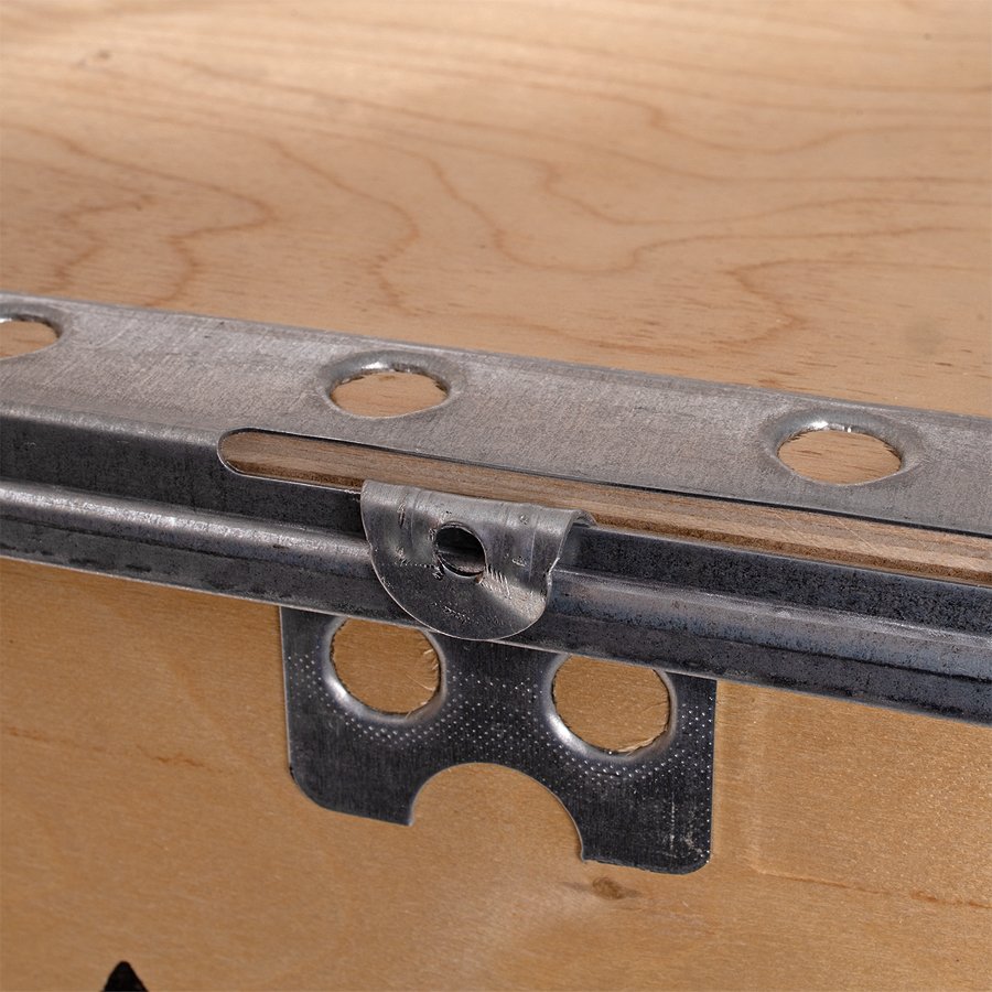 Ohne Nägel und Schrauben verschlossen - lediglich die Laschen müssen umgebogen werden Ohne Nägel und Schrauben verschlossen - lediglich die Laschen müssen umgebogen werden