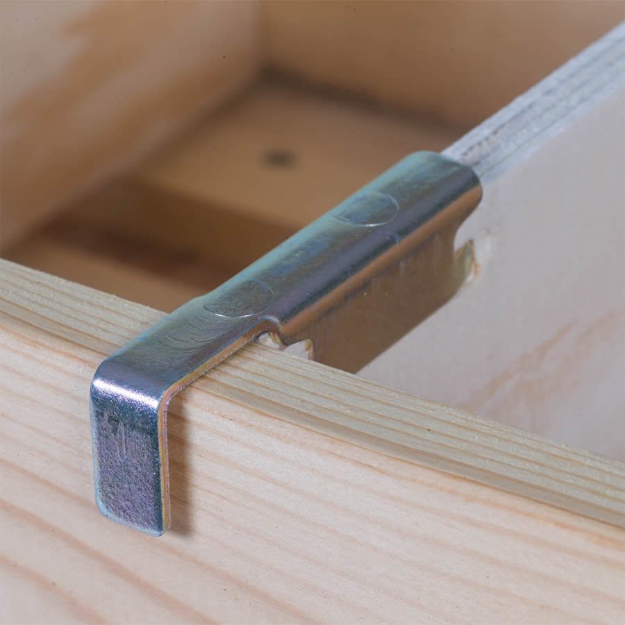 Mit stabilen Metallbeschlägen Mit stabilen Metallbeschlägen