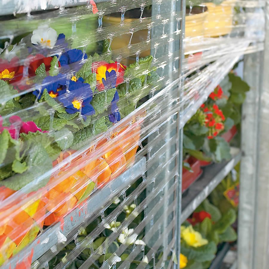 Gelochte Handstretchfolie luftdurchlässig, sehr reißfest und sicher Gelochte Handstretchfolie luftdurchlässig, sehr reißfest und sicher