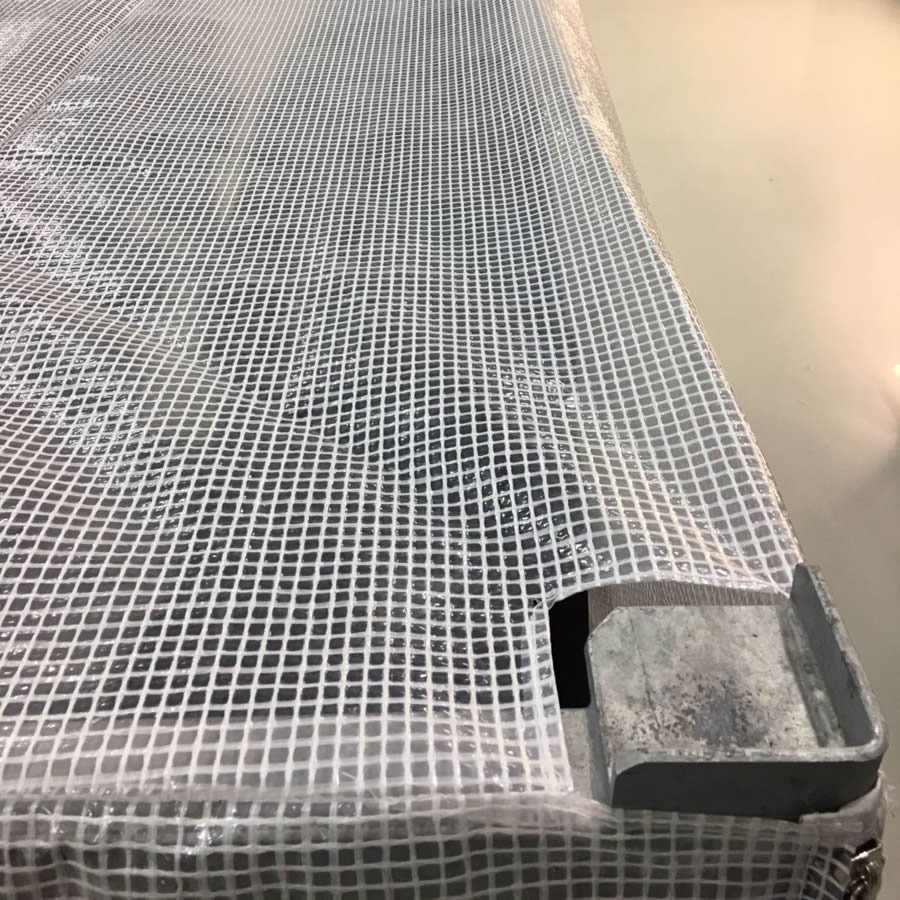 Je nach Einsatzzweck der Hauben eignet sich zum Beispiel besonders reißfeste Gitterfolie Je nach Einsatzzweck der Hauben eignet sich zum Beispiel besonders reißfeste Gitterfolie