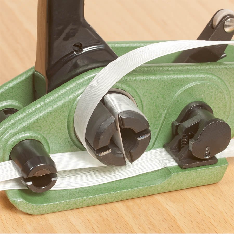 Das Textilband lässt sich mit einem Hebel spannen und einfädeln Das Textilband lässt sich mit einem Hebel spannen und einfädeln