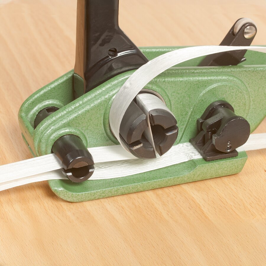 Das Textilband lsst sich mit einem Hebel spannen und einfdeln