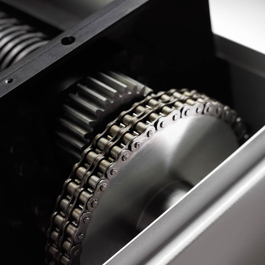 Die Schneidwellen werden über Ketten aus Stahl angetrieben Die Schneidwellen werden über Ketten aus Stahl angetrieben