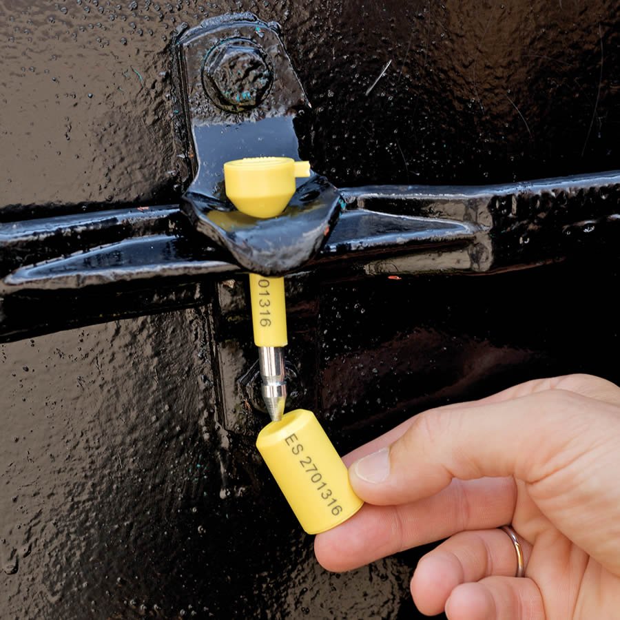 Bolzen und Schließkammer können per Hand verschlossen werden Bolzen und Schließkammer können per Hand verschlossen werden