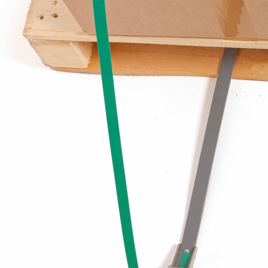 Dank der Palettierhilfe kann das Umreifungsband einfach unter der Palette durchgezogen werden. Dank der Palettierhilfe kann das Umreifungsband einfach unter der Palette durchgezogen werden.