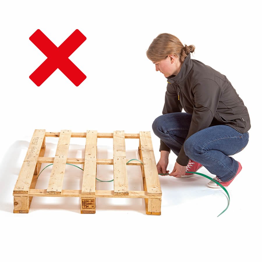 Erleichtert das Durchführen des Umreifungsbands. Kein Bücken oder Knien mehr notwendig. Erleichtert das Durchführen des Umreifungsbands. Kein Bücken oder Knien mehr notwendig.