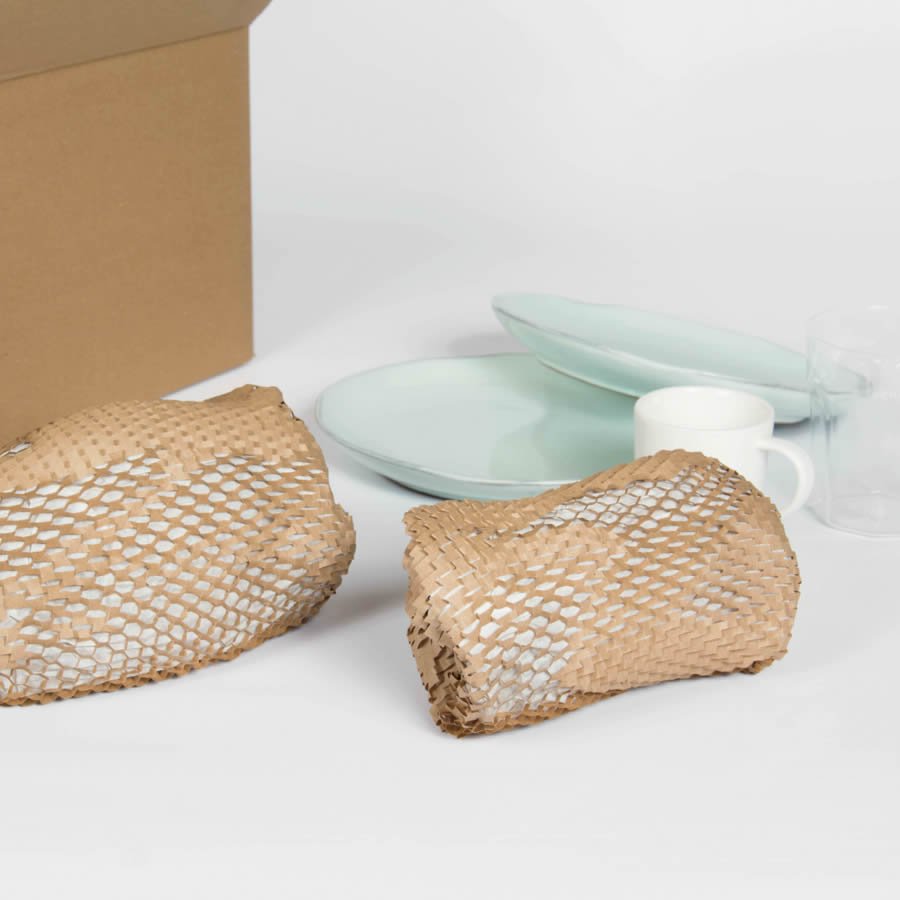 Auch zerbrechliche Waren wie Glas oder Geschirr lassen sich damit sicher verpacken Auch zerbrechliche Waren wie Glas oder Geschirr lassen sich damit sicher verpacken