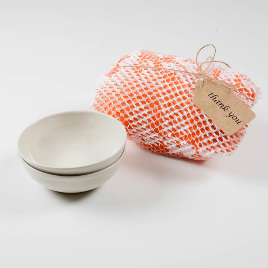 Durch das weiße Waben-Kraftpapier wirkt die Verpackung besonders edel Durch das weiße Waben-Kraftpapier wirkt die Verpackung besonders edel