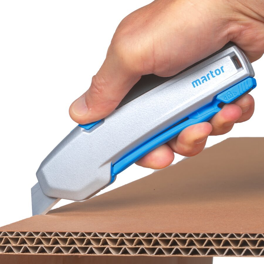 Zum Auslsen der Klinge den Hebel gedrckt halten