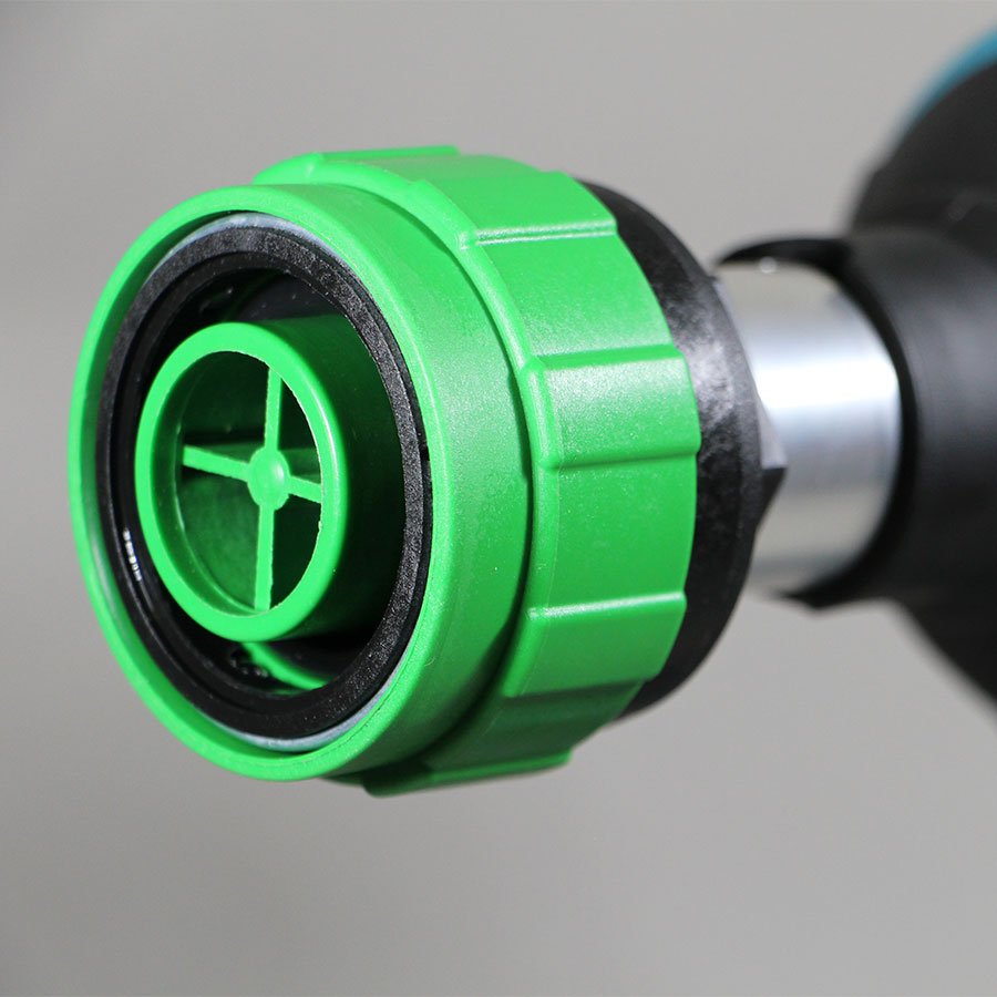 Über den Kunststoff-Adapter verbinden Sie den Luftschlauch sicher und schnell mit dem Stausack-Ventil Über den Kunststoff-Adapter verbinden Sie den Luftschlauch sicher und schnell mit dem Stausack-Ventil