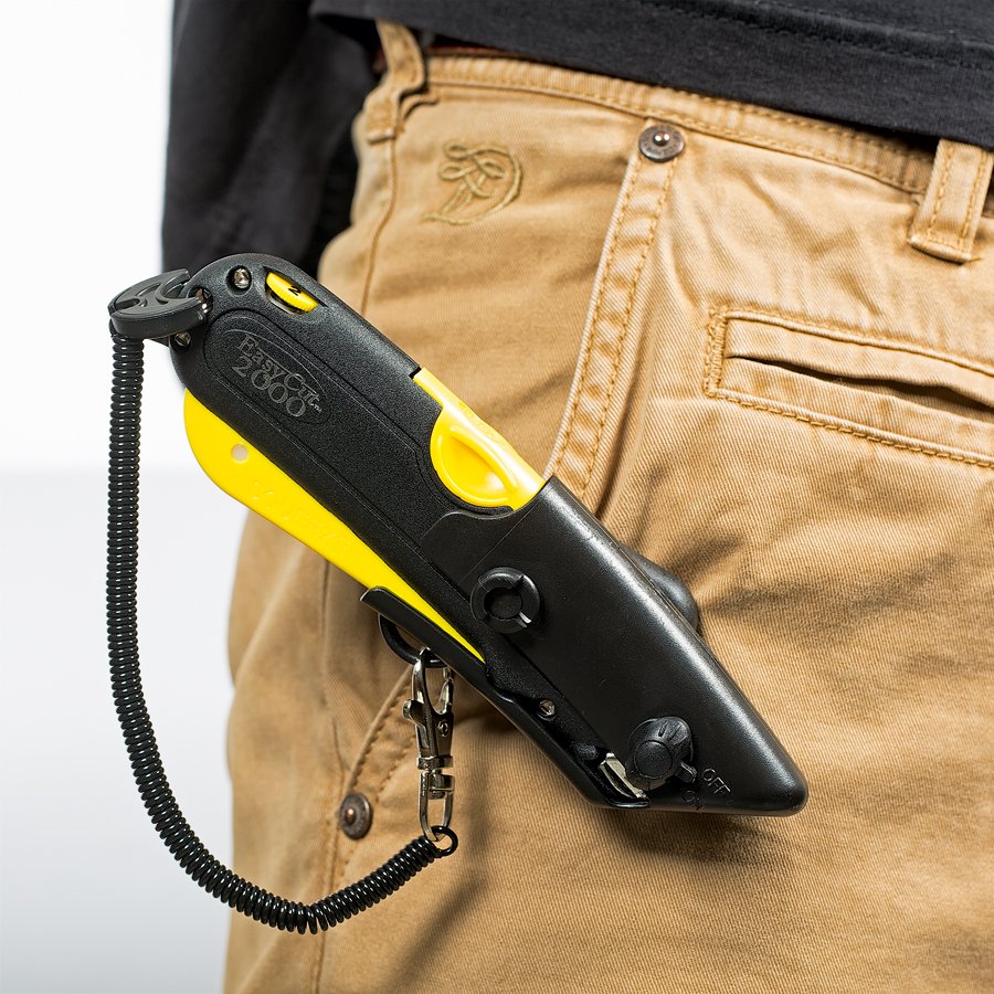 Dank dem praktischen Clip lässt sich das Messer komfortabel am Gürtel oder an der Kleidung befestigen Dank dem praktischen Clip lässt sich das Messer komfortabel am Gürtel oder an der Kleidung befestigen