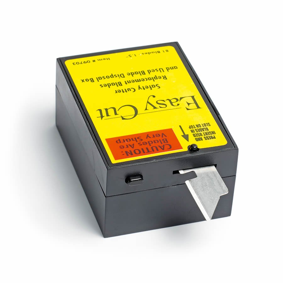 Mit Sicherheitsriegel und Entsorgungsfach mit Sperrfunktion für eine sichere Entnahme der Klingen Mit Sicherheitsriegel und Entsorgungsfach mit Sperrfunktion für eine sichere Entnahme der Klingen