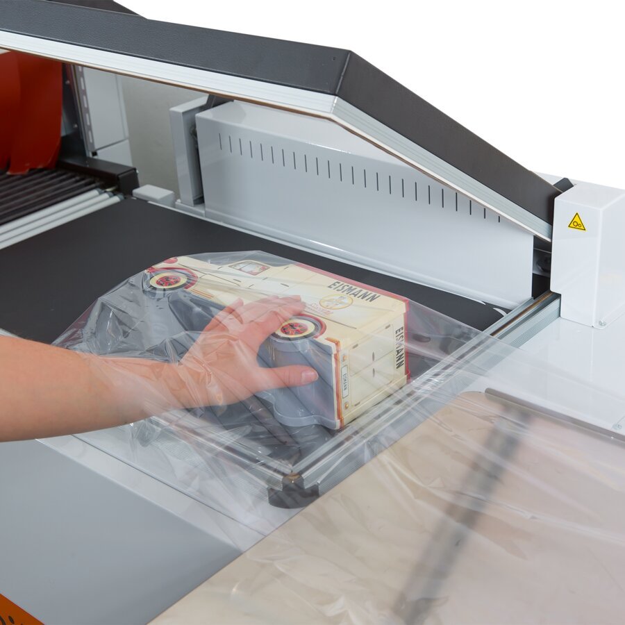 Packgut zwischen Schweirahmen legen