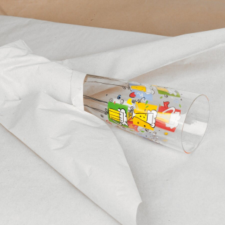 Glas eingewickelt in Seidenpapier