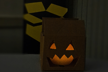Bastelidee: Halloween-Kürbis aus Wellpappe